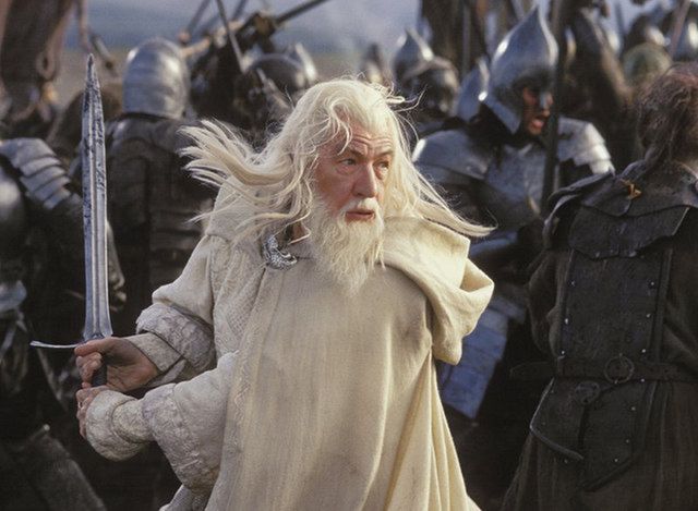 Przed kim w prawdziwym świecie Gandalf uratował Hobbita?