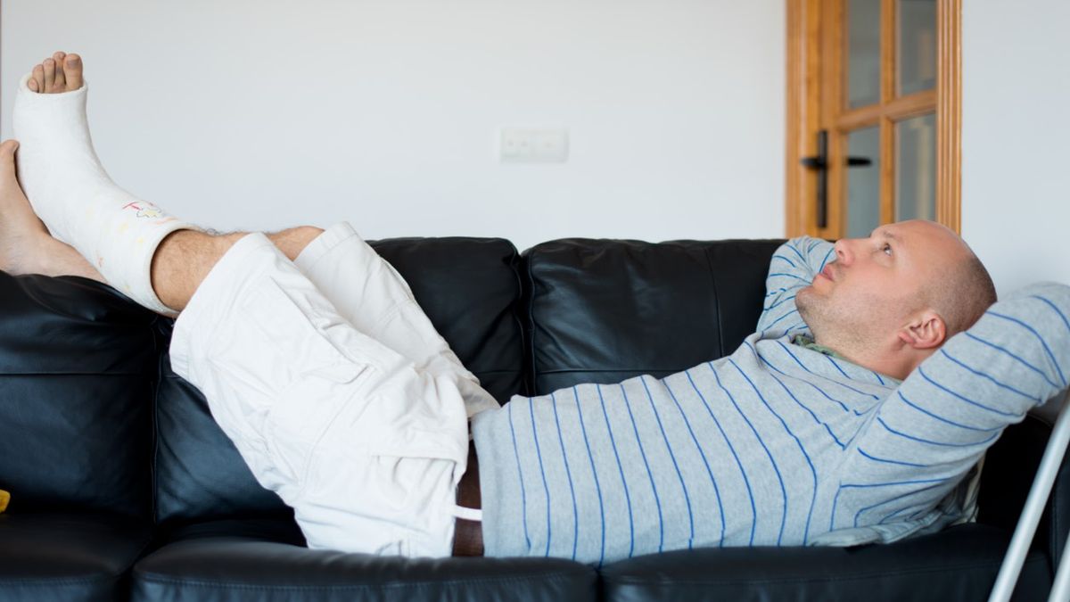 Noga w gipsie – usztywnienie nogi, utrudnienia, zdjęcie gipsu