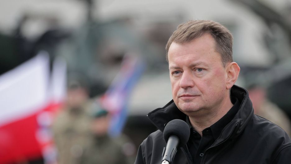 Mariusz B�aszczak, Ben WallaceBemowo Piskie, 18.11.2021. Minister obrony narodowej Mariusz B�aszczak podczas wypowiedzi dla medi�w w trakcie spotkania z sekretarzem obrony Wielkiej Brytanii Benem Wallace'em w Bemowie Piskim, 18 bm. Ministrowie om�wili sytuacj� na granicy polsko-bia�oruskiej, odwiedzili tak�e �o�nierzy 15. Gi�yckiej Brygady Zmechanizowanej oraz �o�nierzy z USA, Wielkiej Brytanii, Rumunii i Chorwacji tworz�cych Wielonarodow� Batalionow� Grup� Bojow� NATO. (jm) PAP/Tomasz WaszczukTomasz Waszczukminister, spotkanie, wizyta, granica, polsko bia�oruska, na granicy, NATO, obrona narodowa, polityk, polityka, sekretarz obrony Wielkiej Brytanii, sytuacja, Wielonarodowa Batalionowa Grupa Bojowa, wizyta krajowa, �o�nierze