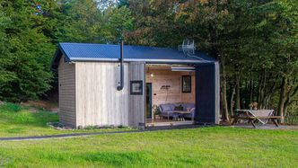 Domek letniskowy za 42 tys. zł. Stara naczepa dostała nowe życie