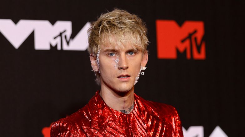 Machine Gun Kelly wytatuował PÓŁ CIAŁA na czarno