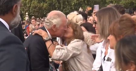 Na oczach wszystkich pocałowała Karola III. Tak zareagował król