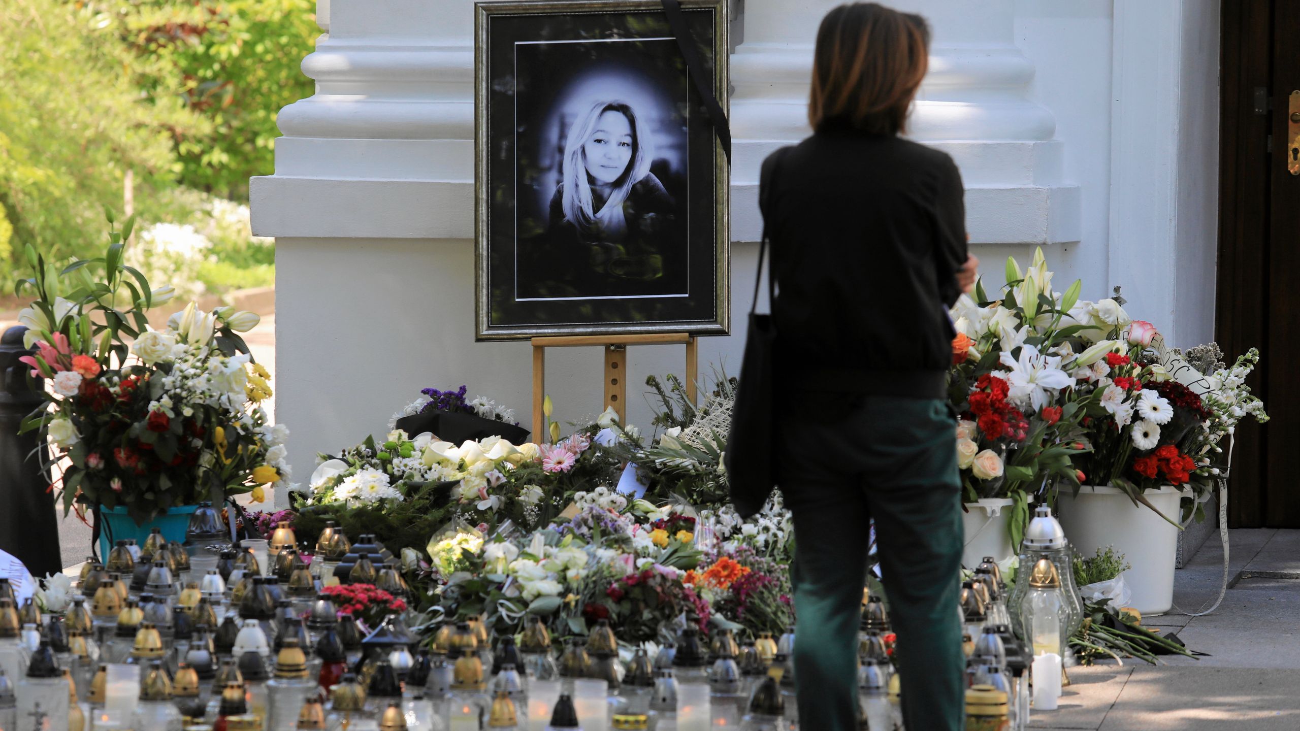 Znicze w miejscu tragedii przed Uniwersytetem Warszawskim.