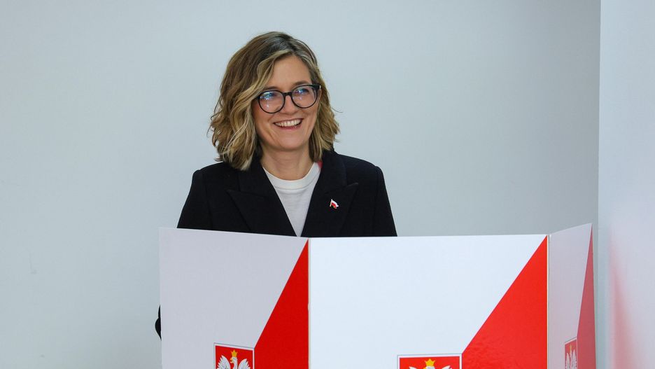 Magdalena Biejat oddaje g�os w wyborach prezydenta RP
Warszawa, 18.05.2025. Wybory prezydenta RP - I tura. Wicemarsza�kini Senatu, kandydatka Lewicy Magdalena Biejat g�osuje w jednym z lokali wyborczych w Warszawie, 18 bm. Trwa g�osowanie w I turze wybor�w prezydenta RP. Do jego zako�czenia obowi�zuje cisza wyborcza. (ps/zkoc) PAP/Pawe� Supernak
Pawe� Supernak
g�os, g�osowa�, g�osowanie, I tura, lokal wyborczy, polityk, polityka, prezydenta rp, wybory prezydenckie