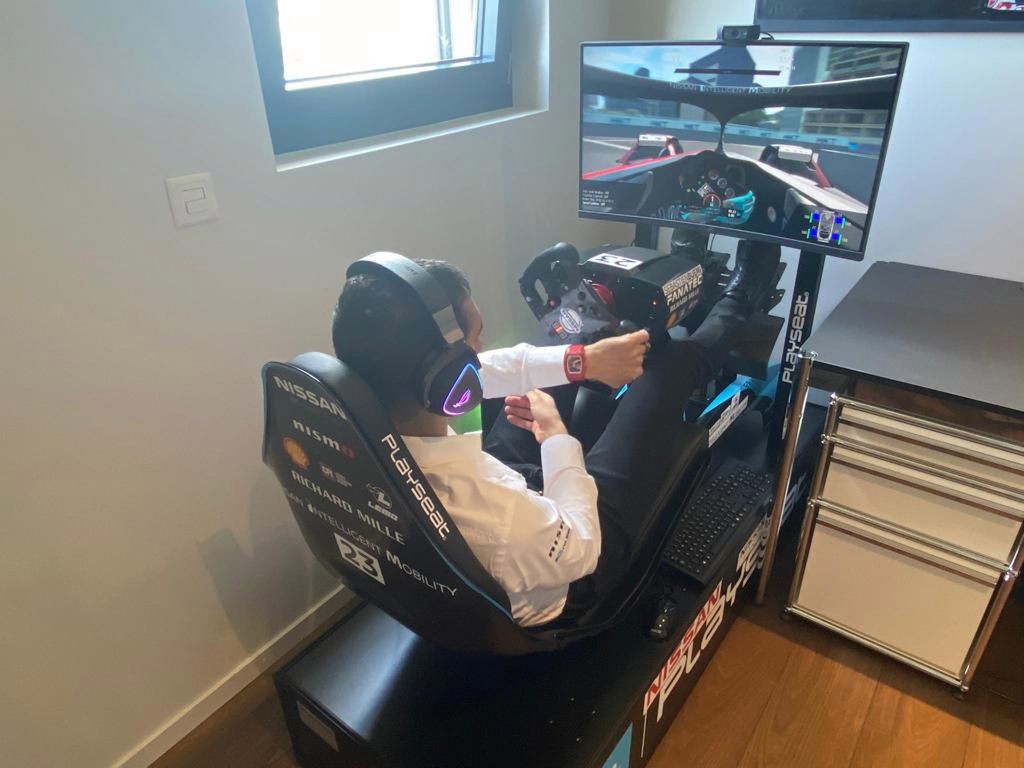 Seabstien Buemi za kierownicą wirtualnego bolidu