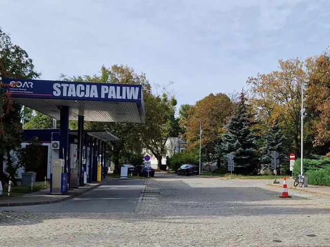 Byliśmy na "rządowej" stacji paliw w Warszawie. Trudno ją znaleźć