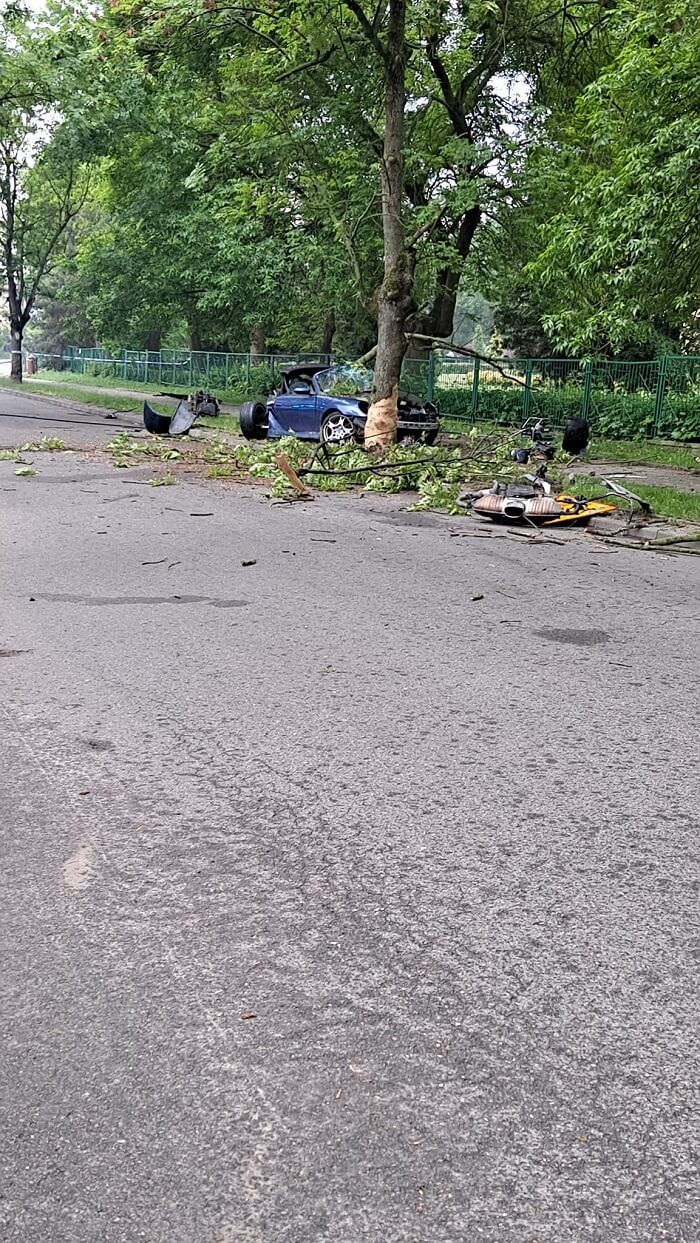 Porsche rozbiło się na drzewie w Kocku