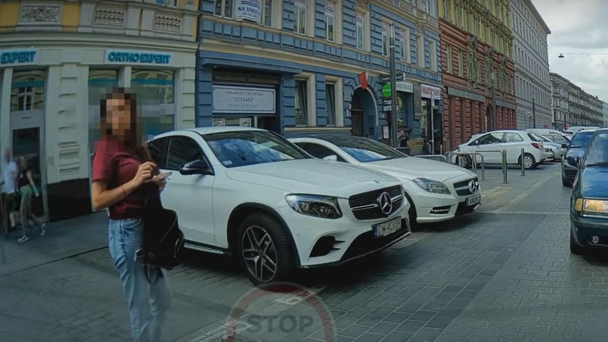 Piesza postanowiła "zarezerwować" parking. Nagranie niesie się po sieci