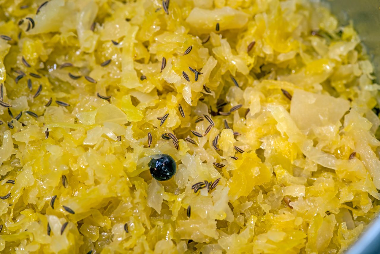 Dodaję do surówki z kapusty kiszonej. Ma przyjemniejszy aromat i lepiej się trawi