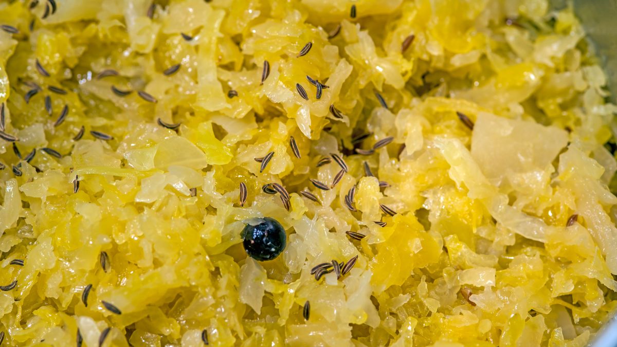 Do surówki z kiszonej kapusty warto dosypać odrobinę kminku