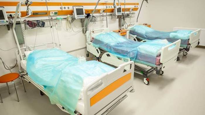 Sala w szpitalu św. Elżbiety w Warszawie gotowa na przyjęcie pacjentów covidowych.