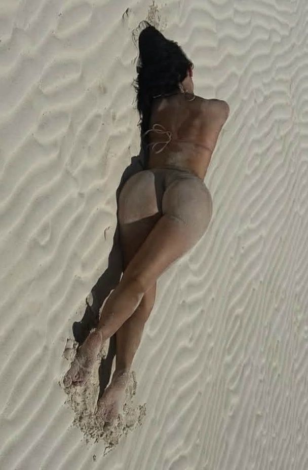 Kylie Jenner w bikini pręży podrasowane wdzięki na plaży
