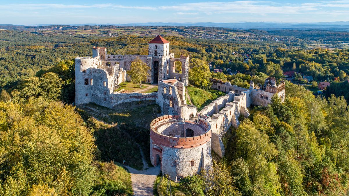 Ruiny zamku Tenczyn z lotu ptaka