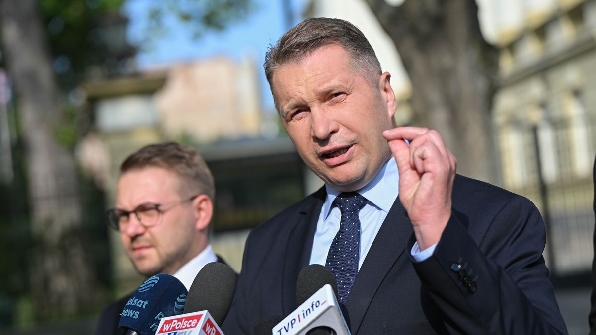 Przemysław Czarnek, Jacek Ozdoba
Warszawa, 03.08.2026. Wiceprezes PiS Przemysław Czarnek (P) oraz europoseł Jacek Ozdoba (L) podczas konferencji prasowej przed Kancelarią Prezesa Rady Ministrów w Warszawie, 3 bm. (sko) PAP/Marcin Obara
Marcin Obara
konferencja, KPRM, PIS, politycy, polityka, prasowa, polityk, prasowy briefing, gest