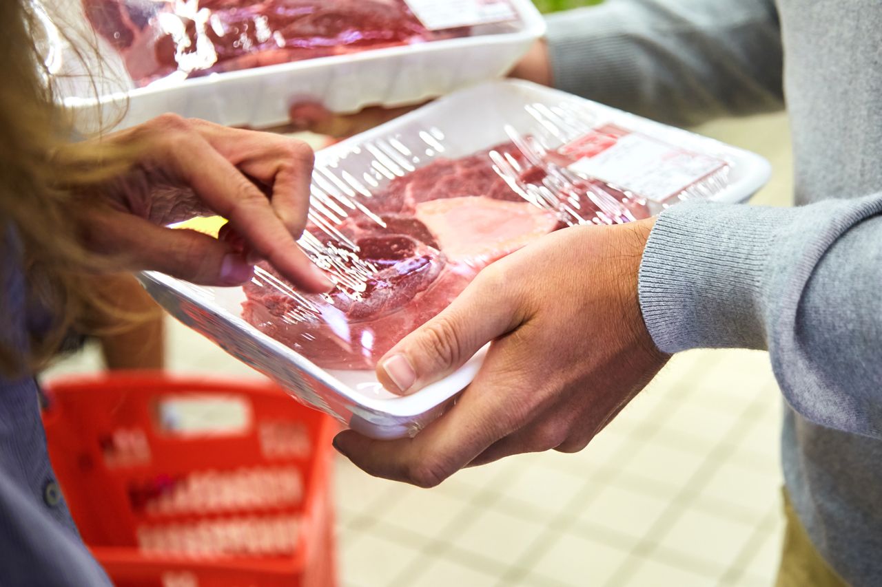 Mięso w supermarketach nie zawsze jest pierwszej świeżości. Dlatego przed zakupem warto wykonać na nim test palca