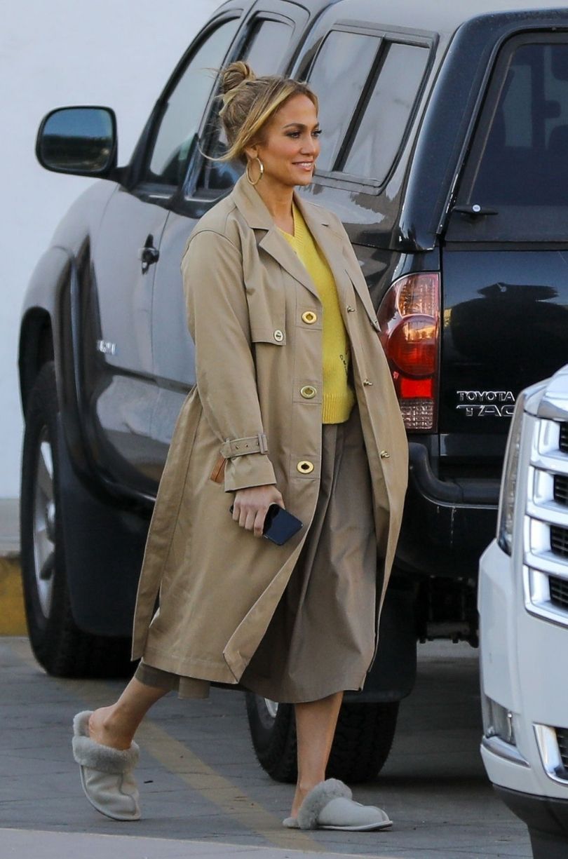 Jennifer Lopez pozuje do zdjęć z gigantyczną różową torebką