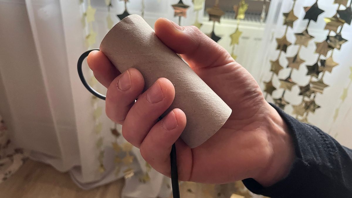 Rolka po papierze toaletowym to super sposób na splątane kable