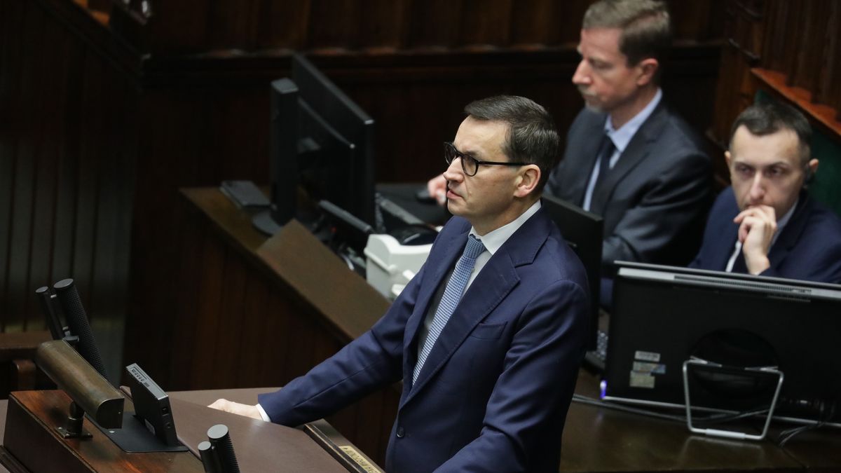 Mateusz Morawiecki
Warszawa, 08.02.2024. Pose� PiS Mateusz Morawiecki (C) przemawia na sali obrad Sejmu w Warszawie, 8 bm. Sejm kontynuuje posiedzenie. Pos�owie zajm� si� m.in. projektem noweli ustawy ws. pomocy obywatelom Ukrainy w zwi�zku z konfliktem zbrojnym na terytorium tego pa�stwa. (amb) PAP/Tomasz Gzell
Tomasz Gzell
10, 10., kadencja, kadencji, obrad, parlament, polityk polityka, posiedzenie, sala, Sejm, Sejmu, X