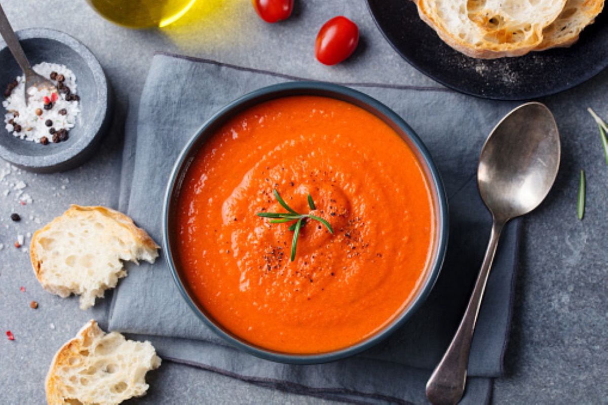 Alternatywa dla tradycyjnej "pomidorówki". Przepis na przepyszną zupę