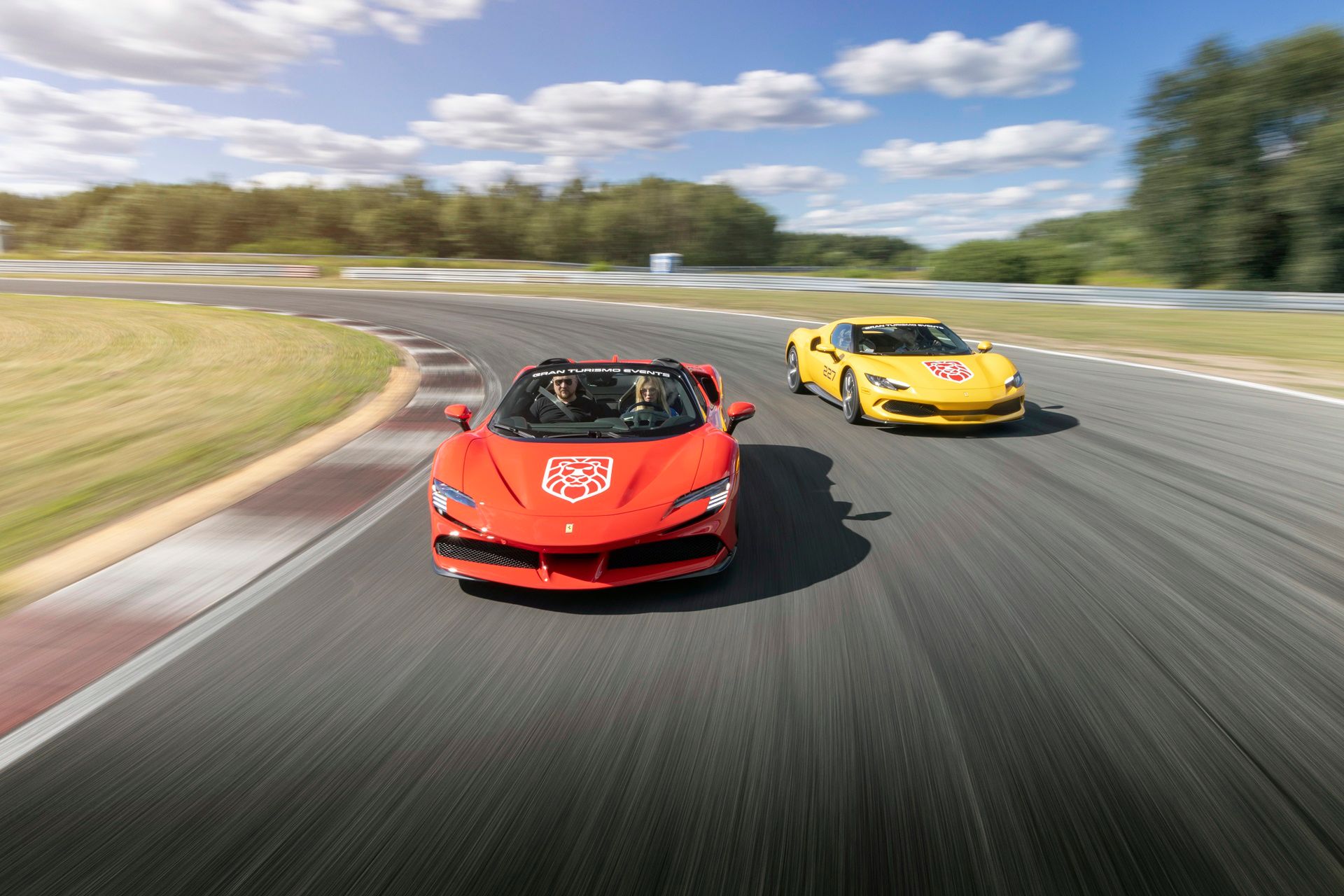Ferrari SF90 Spider (2022) i Ferrari 296 GTB (2022)