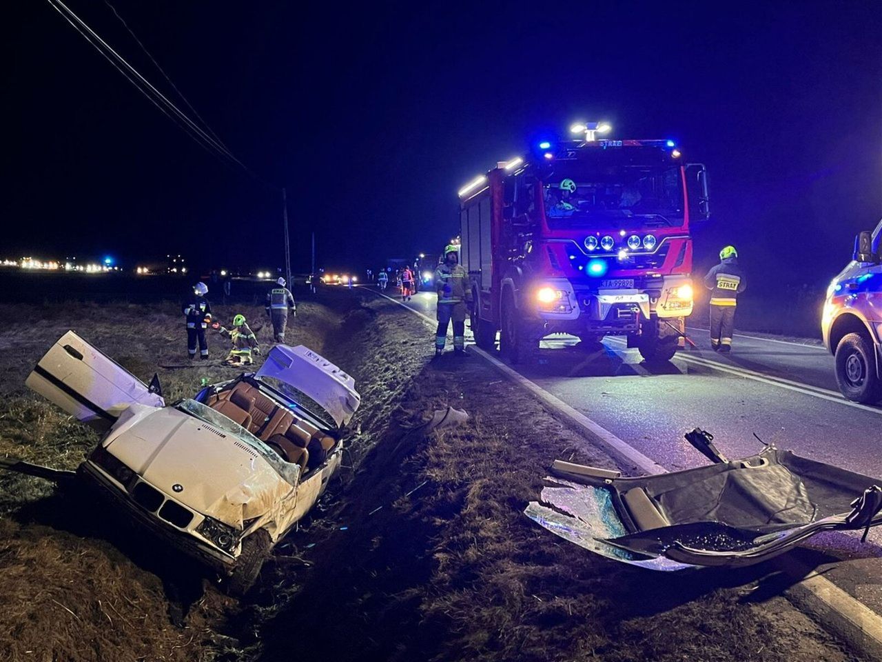 Wypadek na DW 975. BMW nagle wpadło do rowu