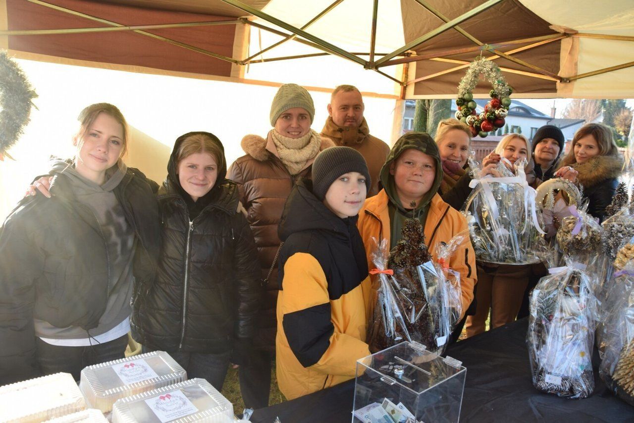 Kiermasz Świąteczny przy kościele św. Wojciecha w Sieradzu. Szkoła Podstawowa nr 6 zaprasza mieszkańców już w najbliższą niedzielę