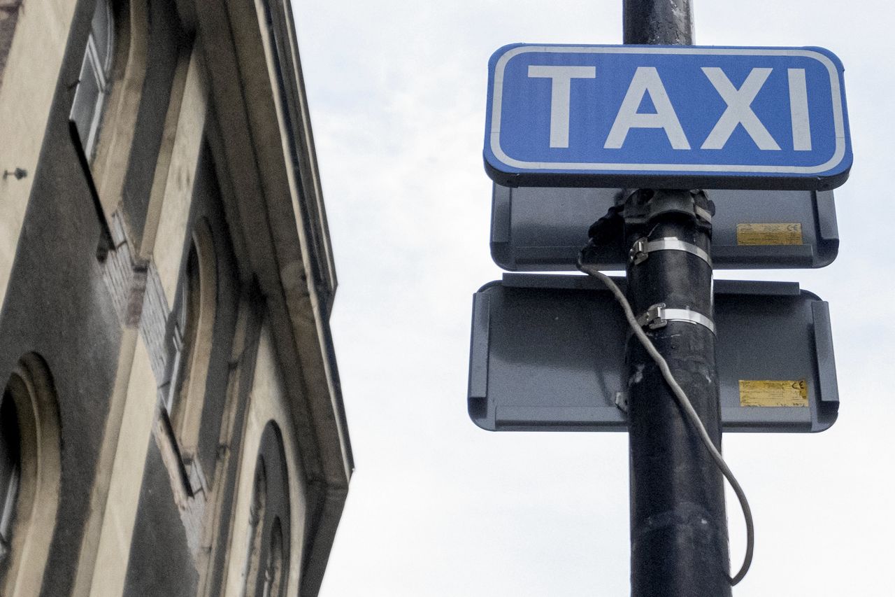 Warszawa. Protest związkowców MPT. Okleją samochody