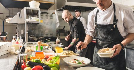 Poczta Polska szuka pracowników. Zatrudni kucharzy, kelnerów i barmanów