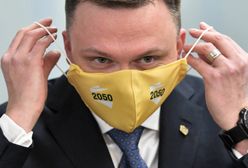 Zamieszanie wokół szczepienia Szymona Hołowni na COVID-19. Tak się tłumaczy