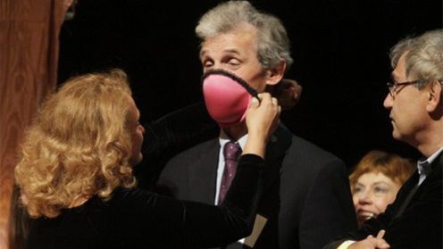 Biustonosz zamieniający się w maskę gazową wygrał Ig Nobla 1