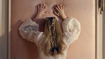 Skóra Margot Robbie jako tapeta w "Wichrowych wzgórzach". Niepokojąca scenografia