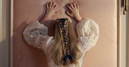 Skóra Margot Robbie jako tapeta w "Wichrowych wzgórzach". Niepokojąca scenografia