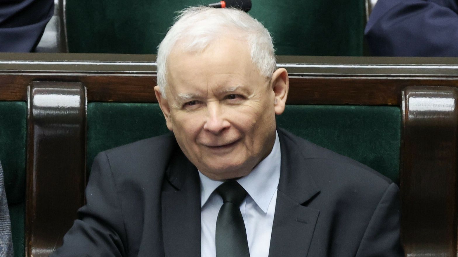 Jarosław Kaczyński może pochwalić się POKAŹNĄ emeryturą. Co miesiąc na jego konto trafia kilkanaście tysięcy złotych