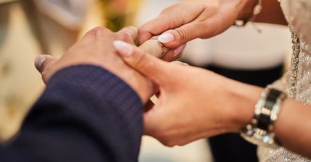 Dlaczego w Polsce nosi się obrączkę na prawej ręce? Kiedyś było inaczej