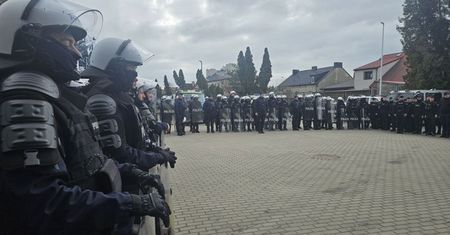 Policyjne ćwiczenia na stadionie w Ostrowcu Świętokrzyskim. Ponad 160 funkcjonariuszy trenowało działania podczas meczów