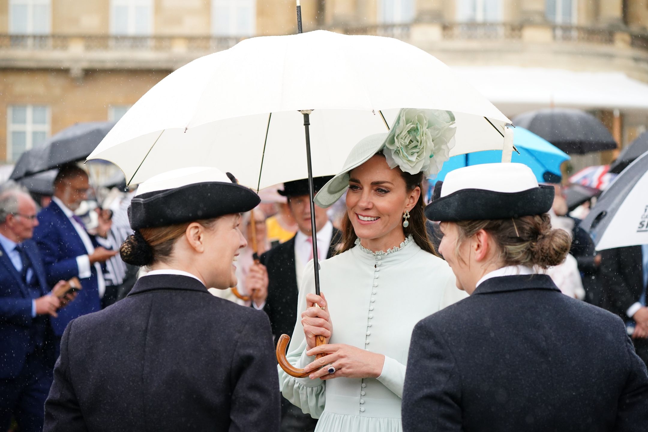 Kate Middleton z parasolką zabawia gości na królewskim bankiecie 