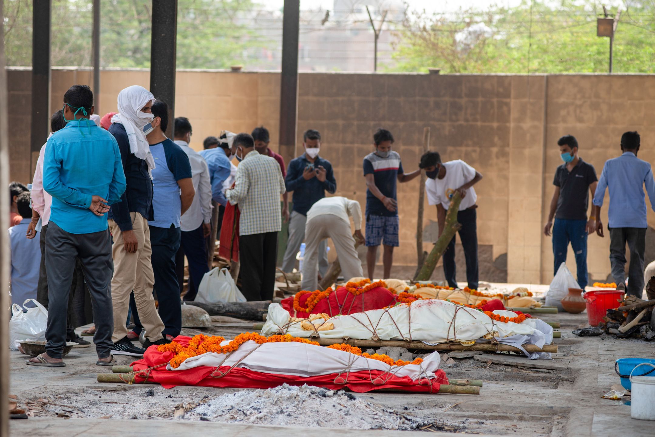 NEW DELHI, INDIA - 2021/05/03: EDITORS NOTE (Image depicts death)Several funeral pyres of people who died of Covid-19 seen during a Mass cremation at Ghaziapur Municipal crematorium.Mass cremations in New Delhi, capital of India faces deluge of COVID-19 deaths, in the last 24 hours India has officially recorded 3417 covid-19 deaths. (Photo by Pradeep Gaur/SOPA Images/LightRocket via Getty Images)