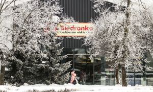 Nowy system na parkingach Biedronki. Oto na czym polega