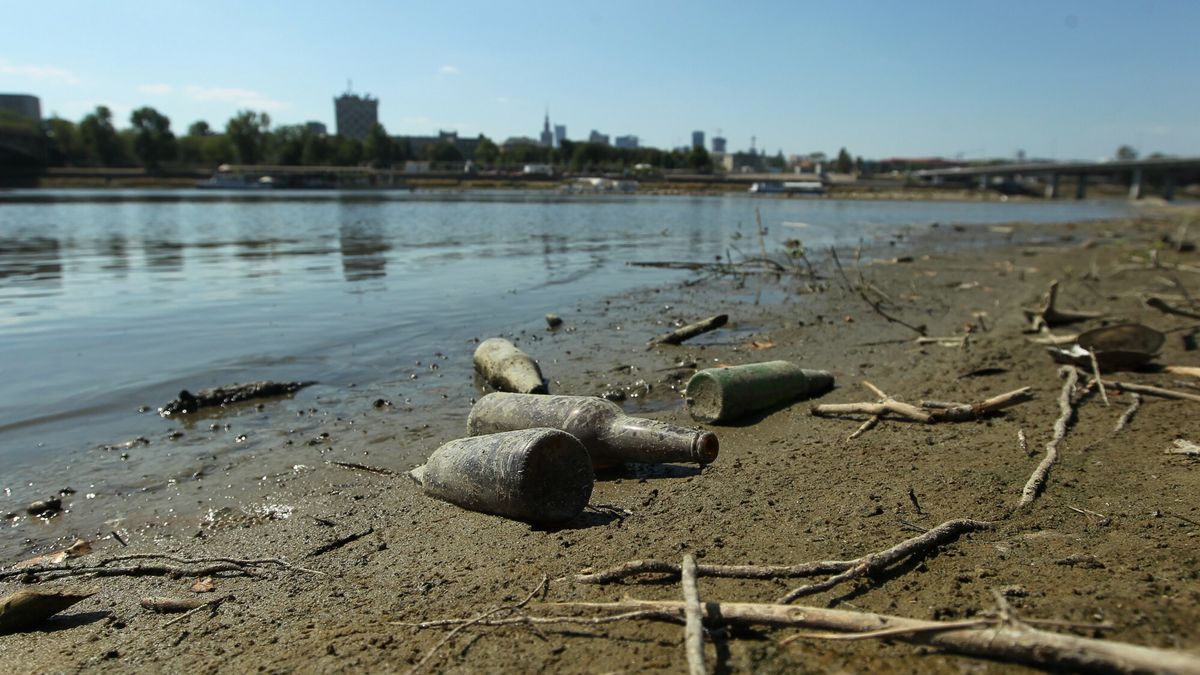 Rekordowy niski poziom Wisły w Warszawie. Ten stan powtarza się obecnie co roku. 