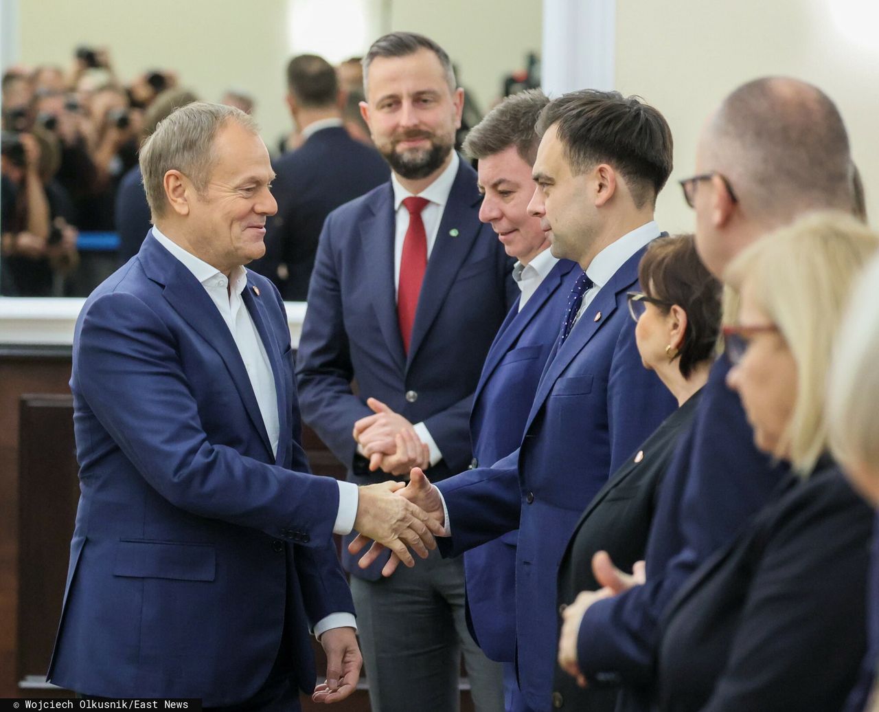 Na zdjęciu premier Donald Tusk wita się z odpowiedzialnym za budżet ministrem finansów Andrzejem Domańskim podczas posiedzenia Rady Ministrów