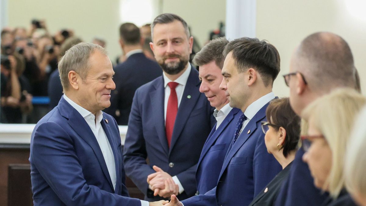 Na zdjęciu premier Donald Tusk wita się z odpowiedzialnym za budżet ministrem finansów Andrzejem Domańskim podczas posiedzenia Rady Ministrów