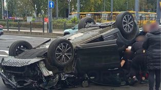 Warszawa: Zderzenie dwóch aut na Woronicza. Jedno z aut dachowało