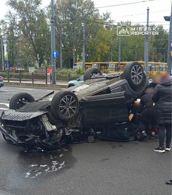 Warszawa: Zderzenie dwóch aut na Woronicza. Jedno z aut dachowało