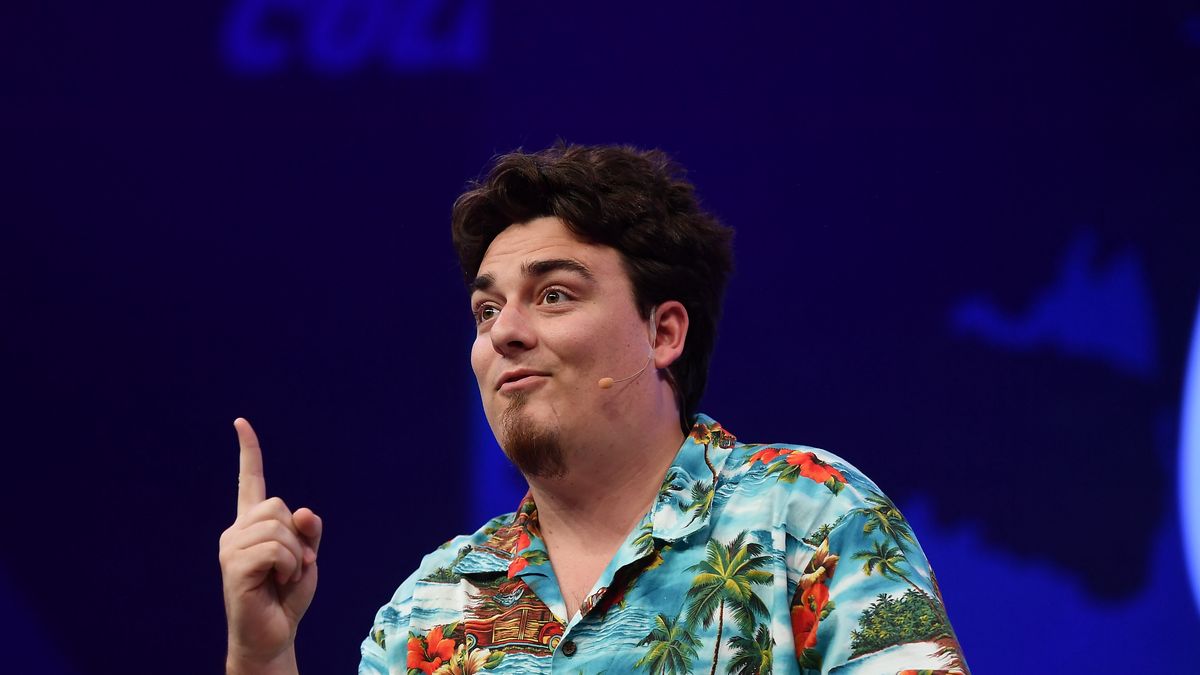Amerykanin Palmer Luckey jeszcze jako nastolatek założył firmę Oculus, którą sprzedał ją Facebookowi za 2 mld dolarów w 2014 roku. 