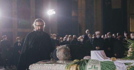 Całowali trumny zmarłych na COVID-19. Tysiące nowych zakażeń