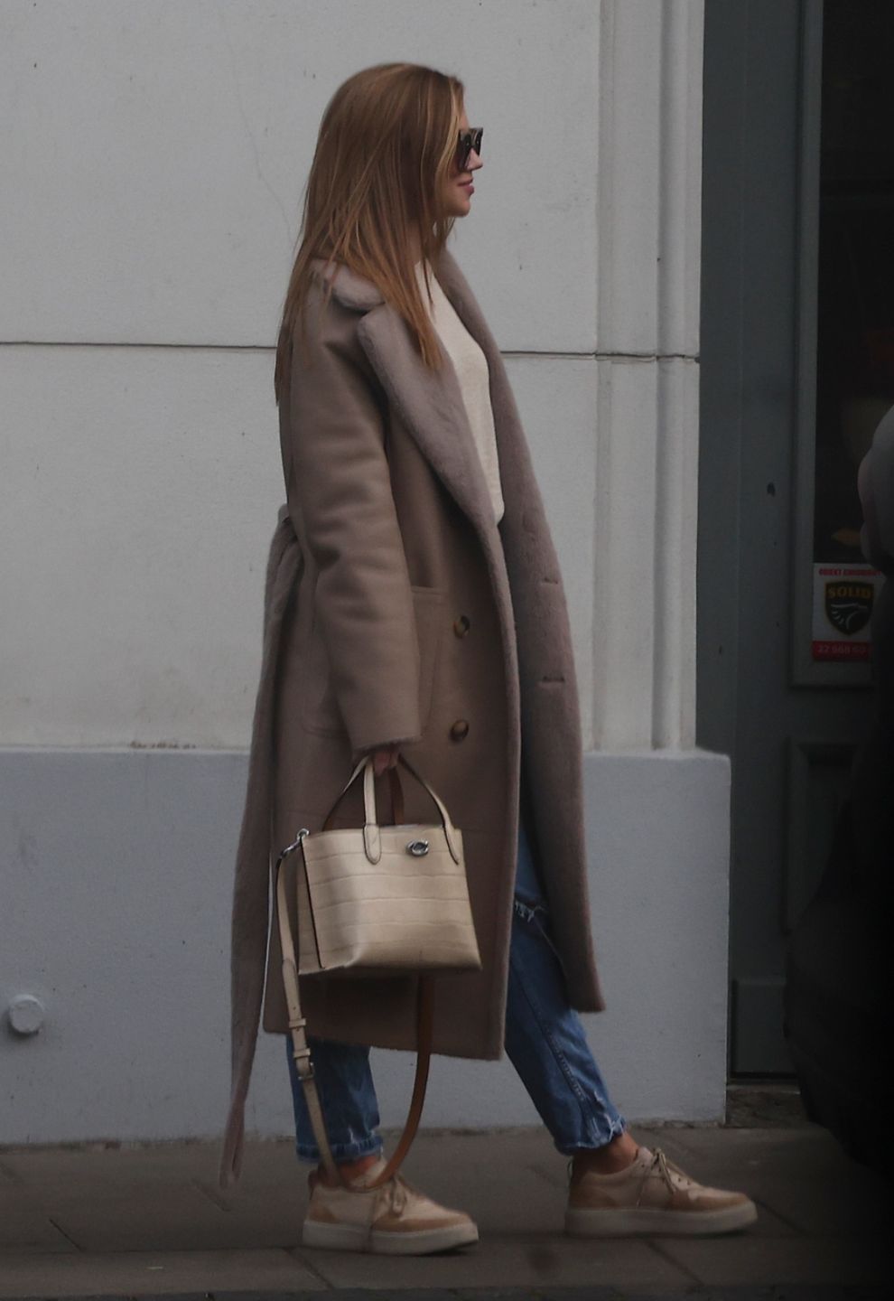 Agnieszka Kaczorowska podczas ulicznej sesji zdjęciowej