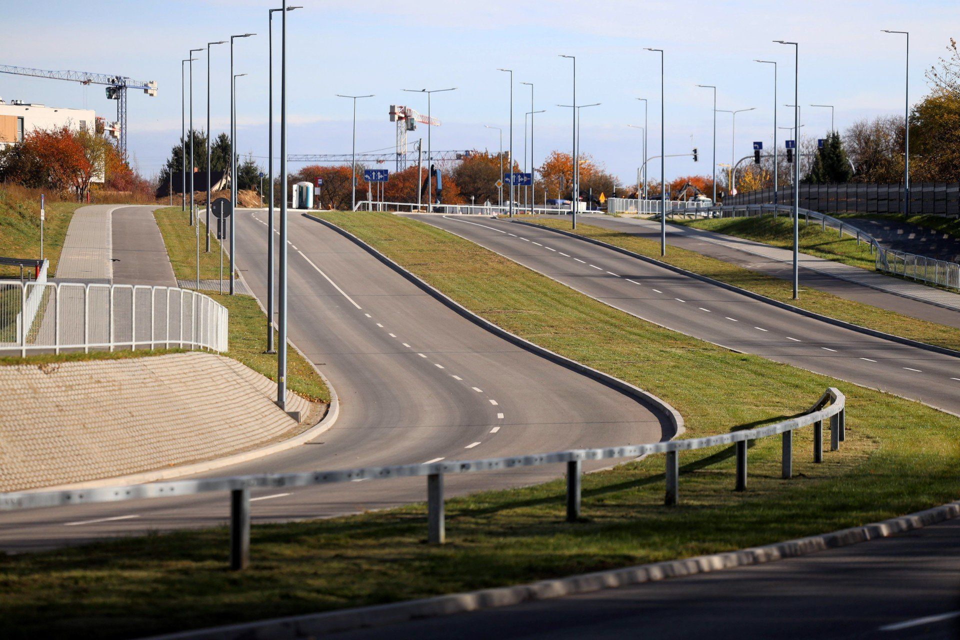 Ul. Węglarza wydłużyła się o 1,2 km. Trasa jest już gotowa do otwarcia, kierowcy wjadą na nią w piątek (31 października). - Cywilizacja przyszła na ul. Trześniowską - przekonuje jeden z mieszkańców.