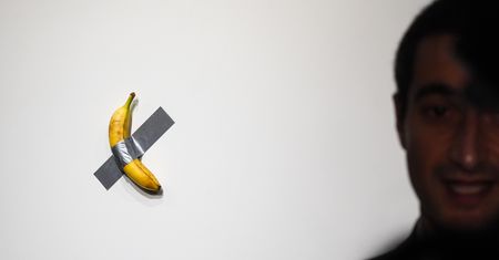 Banan i kawałek taśmy klejącej. Kontrowersyjne dzieło sprzedane za miliony