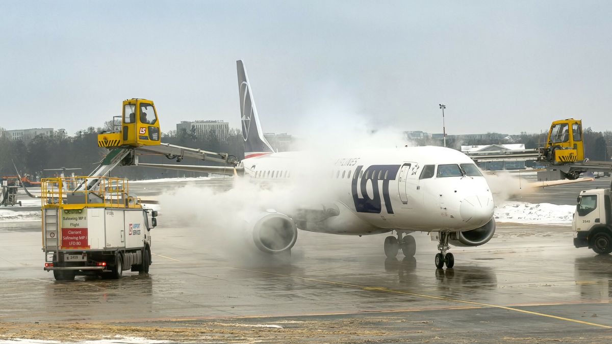 Odladzanie samolotu LOT-u przed startem z Lotniska Chopina. Luty