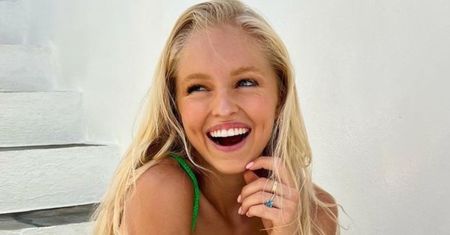 Pozuje w bikini. Hitem są szorty z dziurkami